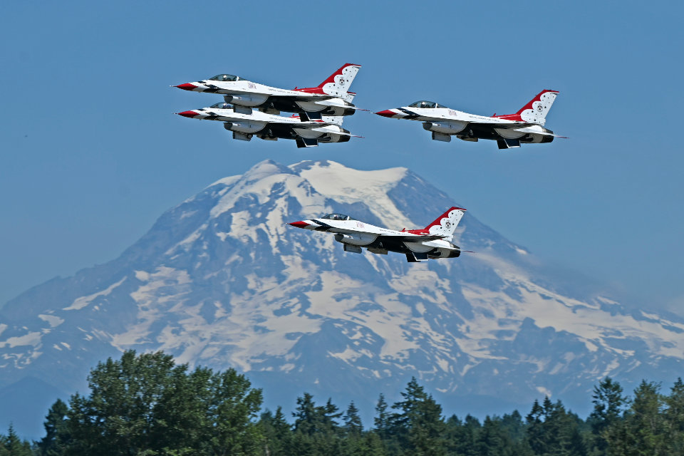 Thunderbirds fly in formation with mount hood in the background